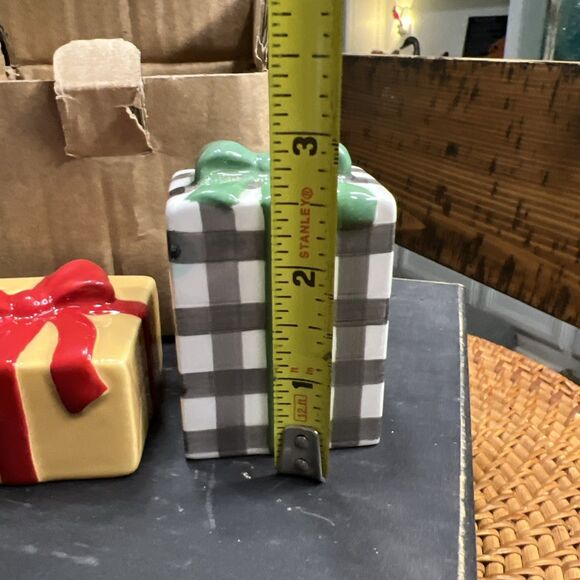 Hallmark 2023 VIP Exclusive Ceramic CHRISTMAS PRESENT SALT & PEPPER SHAKERS - Picture 6 of 9